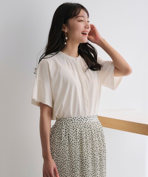 ANY SIS(エニィスィス)の「汗ジミ防止加工カット ブラウス(Tシャツ/カットソー・レディース・パープル系/ライトグリーン系/アイボリー系/ブラック系/イエロー系・4)」の2枚目の写真