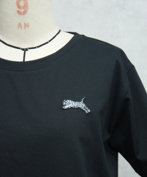 TRANOI（トラノイ）の「TRANOI. / トラノイ TORA TEE トラ 虎 ワンポイント 刺繍 Tシャツ 231J227 CRU（Tシャツ/カットソー・レディース・グレー/グレイッシュベージュ/ワイン/ブラック/ホワイト・FREE）」の3枚目の写真