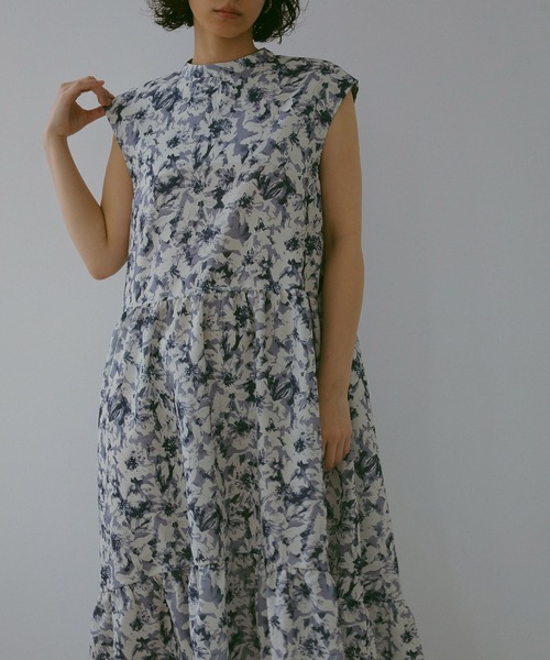 N WITH.（エヌウィズ）の「フラワープリントティアードワンピース（ワンピース・レディース・ライトブルー/カーキ・M/S）」の2枚目の写真