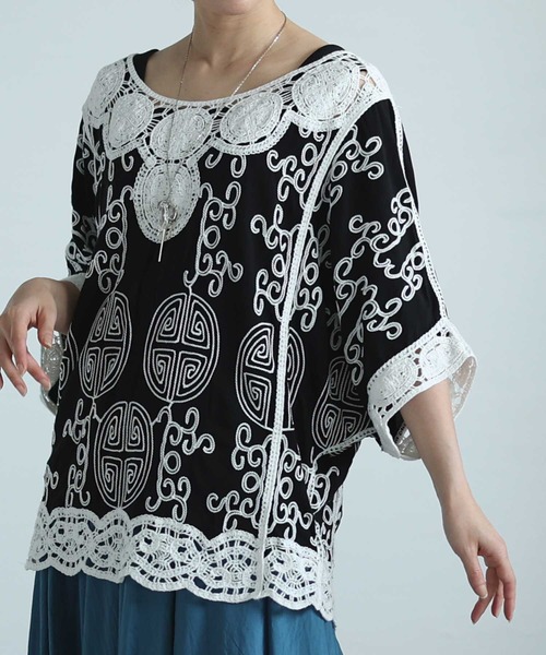 Sawa a la mode(サワアラモード)の「サークル刺繍レースのドルマンシャツブラウス(シャツ/ブラウス・レディース・ホワイト/ブラック・FREE)」の2枚目の写真
