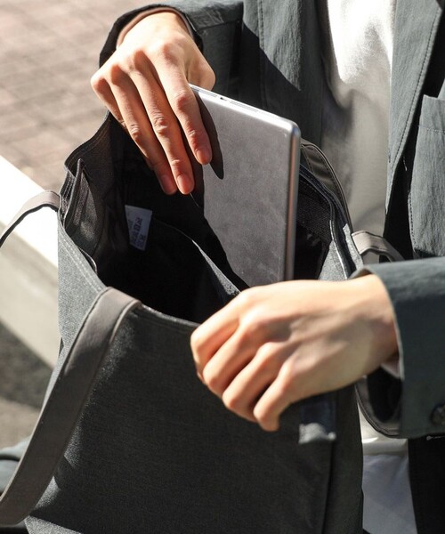 BEAMS HEART（ビームスハート）の「【ユニセックス】ポリエステル 杢素材 コンビ トート バッグ（ノートPC収納）（トートバッグ・メンズ・チャコールグレー/ブラック・ONE SIZE）」の15枚目の写真