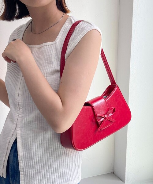 fredy emue(フレディエミュ)の「リボンフラップダブルハンドルバッグ(ハンドバッグ・レディース・ブラック/レッド/シルバー・FREE)」の2枚目の写真