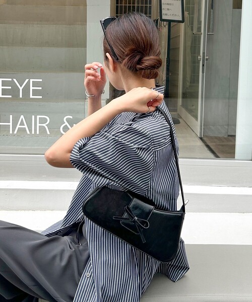 fredy emue(フレディエミュ)の「リボンフラップダブルハンドルバッグ(ハンドバッグ・レディース・ブラック/レッド/シルバー・FREE)」の1枚目の写真