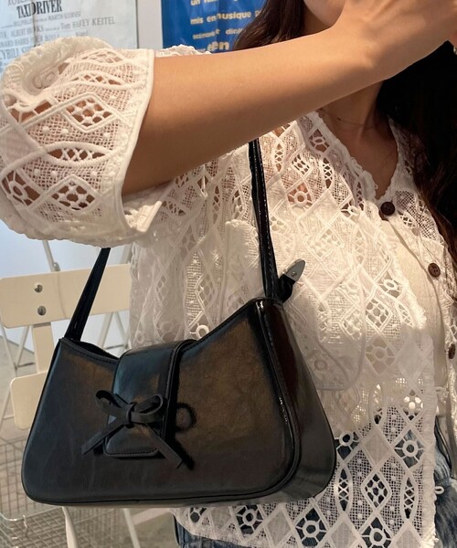 fredy emue(フレディエミュ)の「リボンフラップダブルハンドルバッグ(ハンドバッグ・レディース・ブラック/レッド/シルバー・FREE)」の21枚目の写真