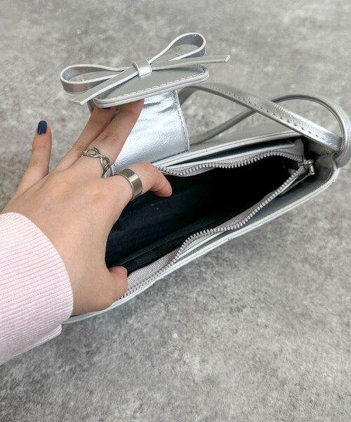 fredy emue(フレディエミュ)の「リボンフラップダブルハンドルバッグ(ハンドバッグ・レディース・ブラック/レッド/シルバー・FREE)」の6枚目の写真