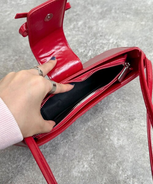 fredy emue(フレディエミュ)の「リボンフラップダブルハンドルバッグ(ハンドバッグ・レディース・ブラック/レッド/シルバー・FREE)」の4枚目の写真