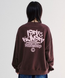 ISTKUNST（イストクンスト）の「A'GEM/9 × .kom 『ISTKUNST/イストクンスト』 IK TAG LOGO SWEATSHIRTS/IKタグロゴスウェット（スウェット）」