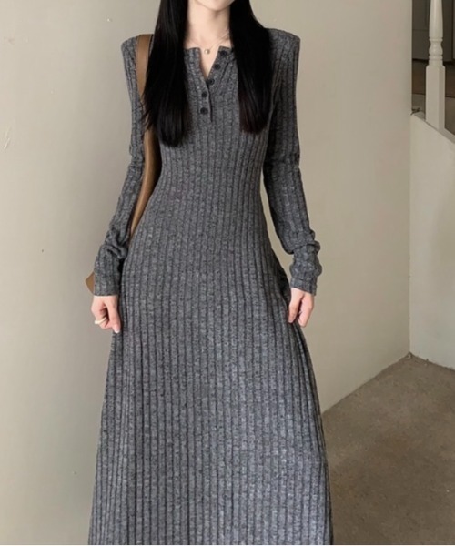 LADY LIKE(レディライク)の「ヘンリーネックロングカットワンピース(ワンピース・レディース・ベージュ/ブラック/チャコールグレー・M)」の5枚目の写真