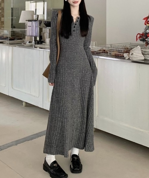 LADY LIKE(レディライク)の「ヘンリーネックロングカットワンピース(ワンピース・レディース・ベージュ/ブラック/チャコールグレー・M)」の6枚目の写真