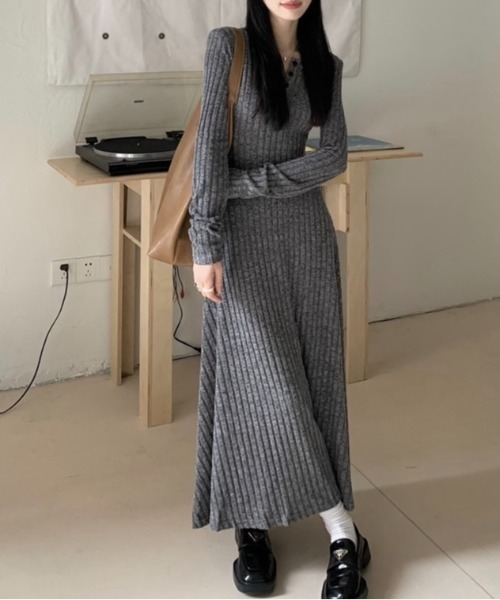 LADY LIKE(レディライク)の「ヘンリーネックロングカットワンピース(ワンピース・レディース・ベージュ/ブラック/チャコールグレー・M)」の7枚目の写真