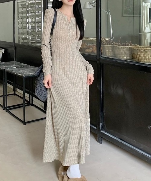 LADY LIKE(レディライク)の「ヘンリーネックロングカットワンピース(ワンピース・レディース・ベージュ/ブラック/チャコールグレー・M)」の15枚目の写真