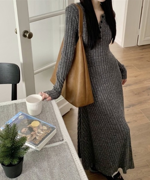 LADY LIKE(レディライク)の「ヘンリーネックロングカットワンピース(ワンピース・レディース・ベージュ/ブラック/チャコールグレー・M)」の14枚目の写真