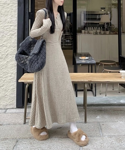 LADY LIKE(レディライク)の「ヘンリーネックロングカットワンピース(ワンピース・レディース・ベージュ/ブラック/チャコールグレー・M)」の16枚目の写真