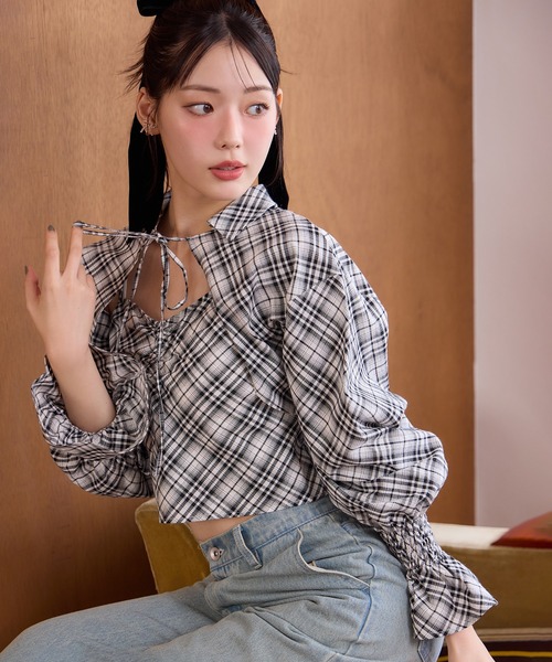 one after another NICE CLAUP(ワンアフターアナザーナイスクラップ)の「【2点セット】ショートボレロシャツ+キャミセット(アンサンブル・レディース・ブラウン/アイボリー/ホワイト×ブラック・FREE)」の2枚目の写真
