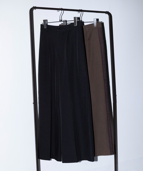 MAISON BREEZE reveur(メゾンブリーズレヴール)の「【MAISON BREEZE reveur】side lace tuck pants サイドレースタックパンツ(スラックス・レディース・ブラック/ブラウン・M/S)」の3枚目の写真