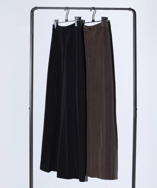 MAISON BREEZE reveur(メゾンブリーズレヴール)の「【MAISON BREEZE reveur】side lace tuck pants サイドレースタックパンツ(スラックス・レディース・ブラック/ブラウン・M/S)」の4枚目の写真