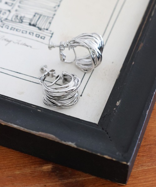 niko and...(ニコアンド)の「メタルカーブイヤリング(イヤリング・レディース・グレー/イエロー・0)」の1枚目の写真