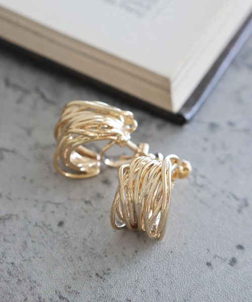 niko and...(ニコアンド)の「メタルカーブイヤリング(イヤリング・レディース・グレー/イエロー・0)」の2枚目の写真