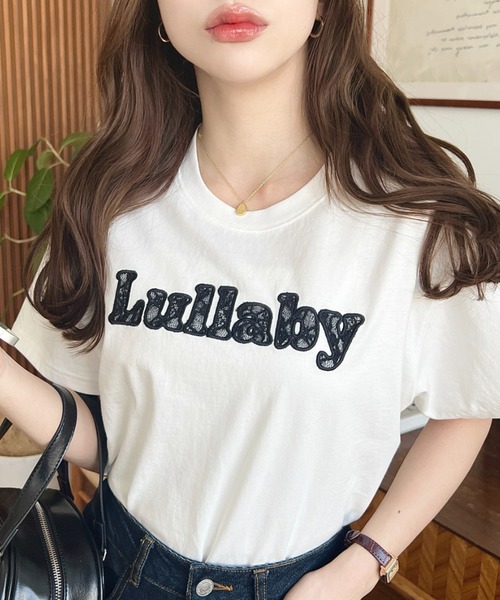 moment+(モーメントプラス)の「レースロゴ刺繍半袖Tシャツ(Tシャツ/カットソー・レディース・ブルー/チャコールグレー/オフホワイト/ブラック・M)」の1枚目の写真