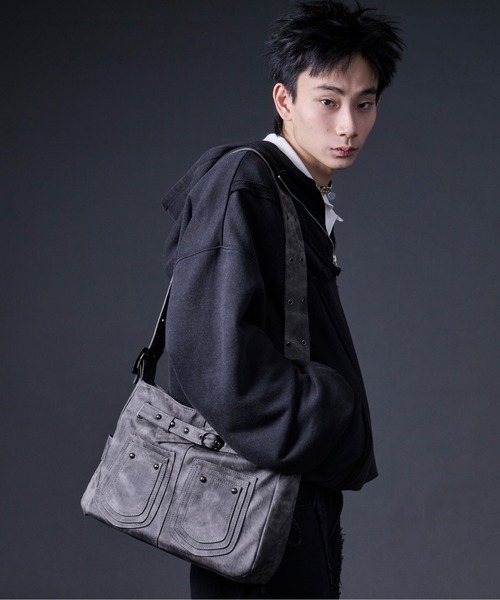 Ellno Loset（エルノロゼット）の「ヴィンテージライク合皮ショルダーBAG（ショルダーバッグ・メンズ・チャコールグレー/ライトグレー・FREE）」の4枚目の写真