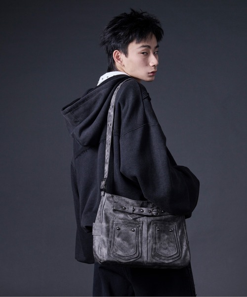 Ellno Loset（エルノロゼット）の「ヴィンテージライク合皮ショルダーBAG（ショルダーバッグ・メンズ・チャコールグレー/ライトグレー・FREE）」の5枚目の写真