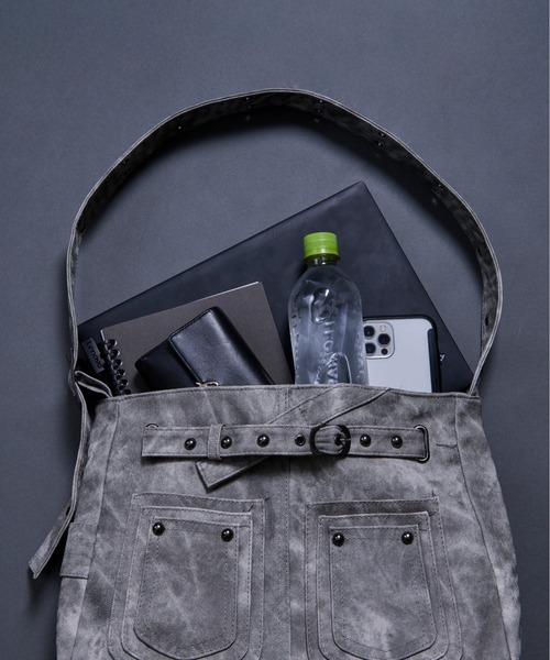 Ellno Loset（エルノロゼット）の「ヴィンテージライク合皮ショルダーBAG（ショルダーバッグ・メンズ・チャコールグレー/ライトグレー・FREE）」の6枚目の写真