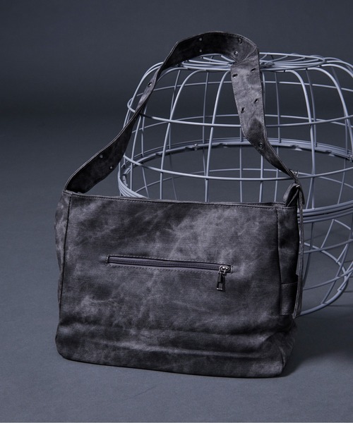 Ellno Loset（エルノロゼット）の「ヴィンテージライク合皮ショルダーBAG（ショルダーバッグ・メンズ・チャコールグレー/ライトグレー・FREE）」の8枚目の写真