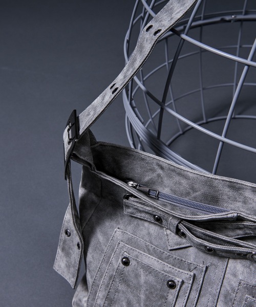 Ellno Loset（エルノロゼット）の「ヴィンテージライク合皮ショルダーBAG（ショルダーバッグ・メンズ・チャコールグレー/ライトグレー・FREE）」の10枚目の写真