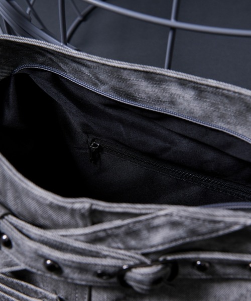 Ellno Loset（エルノロゼット）の「ヴィンテージライク合皮ショルダーBAG（ショルダーバッグ・メンズ・チャコールグレー/ライトグレー・FREE）」の13枚目の写真