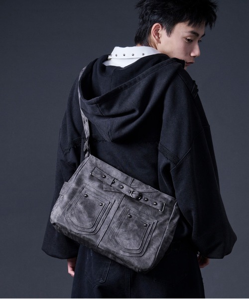 Ellno Loset（エルノロゼット）の「ヴィンテージライク合皮ショルダーBAG（ショルダーバッグ・メンズ・チャコールグレー/ライトグレー・FREE）」の16枚目の写真
