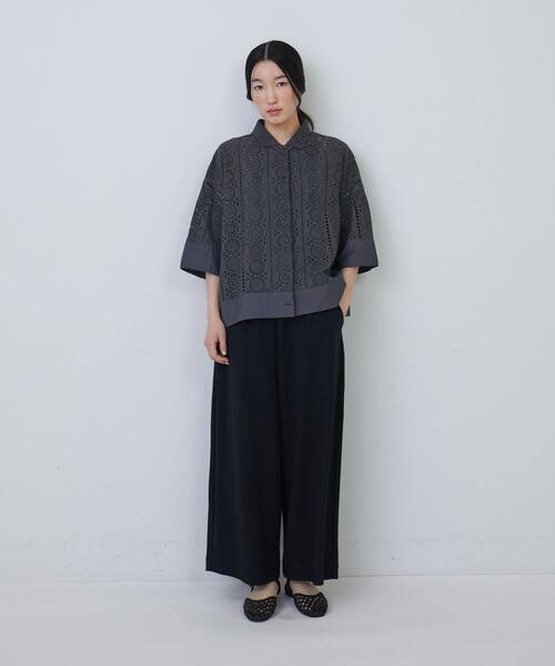 conges payes ADIEU TRISTESSE(コンジェ ペイエ アデュートリステス)の「オリジナルエンブロイダリーシャツ(シャツ/ブラウス・レディース・アイボリー/チャコールグレー・38)」の3枚目の写真