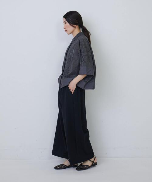 conges payes ADIEU TRISTESSE(コンジェ ペイエ アデュートリステス)の「オリジナルエンブロイダリーシャツ(シャツ/ブラウス・レディース・アイボリー/チャコールグレー・38)」の4枚目の写真