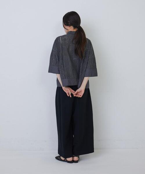 conges payes ADIEU TRISTESSE(コンジェ ペイエ アデュートリステス)の「オリジナルエンブロイダリーシャツ(シャツ/ブラウス・レディース・アイボリー/チャコールグレー・38)」の5枚目の写真