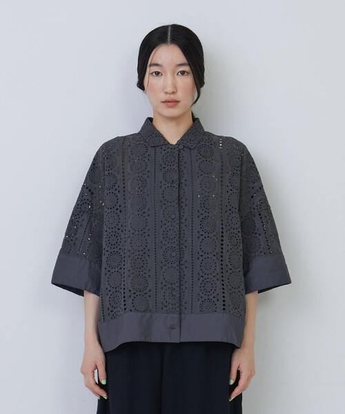conges payes ADIEU TRISTESSE(コンジェ ペイエ アデュートリステス)の「オリジナルエンブロイダリーシャツ(シャツ/ブラウス・レディース・アイボリー/チャコールグレー・38)」の6枚目の写真