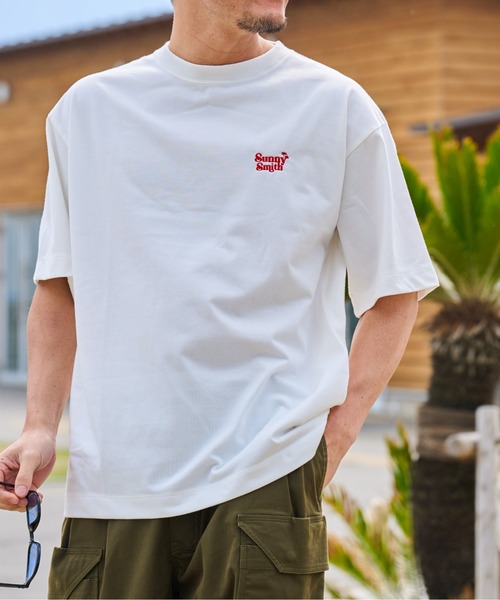 Sunny Smith(サニースミス)の「【SUNNY SMITH】11.6ウルトラヘビーオンス Heavy Smith刺繍ロゴTシャツ(Tシャツ/カットソー・レディース・チャコールグレー/ブラック/オフホワイト・LARGE/MEDIUM)」の5枚目の写真