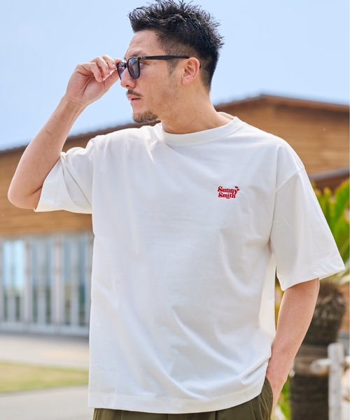 Sunny Smith(サニースミス)の「【SUNNY SMITH】11.6ウルトラヘビーオンス Heavy Smith刺繍ロゴTシャツ(Tシャツ/カットソー・レディース・チャコールグレー/ブラック/オフホワイト・LARGE/MEDIUM)」の6枚目の写真