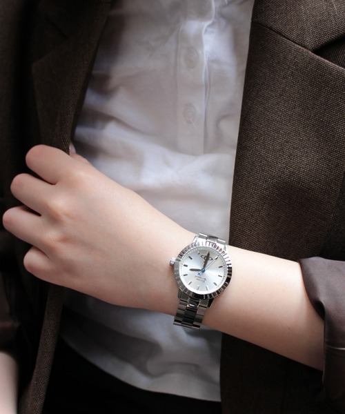 Vivienne Westwood(ヴィヴィアンウエストウッド)の「「Vivienne Westwood/ヴィヴィアン・ウエストウッド」ダリッジ - シルバー ブレスレット(アナログ腕時計・レディース・シルバー/コーラルピンク・34mm)」の3枚目の写真
