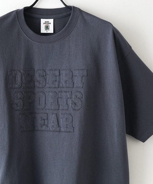 UNIIT(ユニット)の「【DESERT SPORTSWEAR:デザートスポーツウェア】ブランドロゴ Tシャツ(Tシャツ/カットソー・メンズ・ブラウン/スミクロ/アイボリー・MEDIUM/LARGE/X-LARGE)」の4枚目の写真