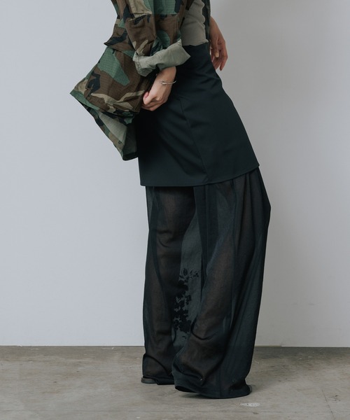 LE CIEL BLEU(ルシェルブルー)の「LE CIEL BLEU/ルシェルブルー Sheer Relax Pant w/Flocked Flower シアーリラックスパンツwフロックフラワー(その他パンツ・レディース・ブラック/グレー/ブラウン・34/38/36)」の2枚目の写真