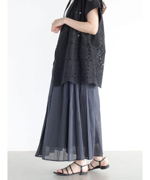 FIKA.(フィーカ)の「Pin tuck cotton skirt(スカート・レディース・オフホワイト/ブラック・MEDIUM)」の4枚目の写真