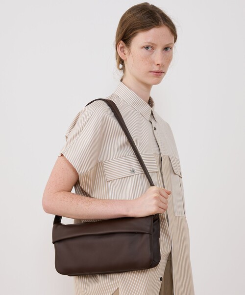 TOMORROWLAND （トゥモローランド）の「Bucket Buggage Puff Pillow ショルダーバッグ（バックパック/リュック・レディース・ダークブラウン/ブラック・FREE）」の3枚目の写真