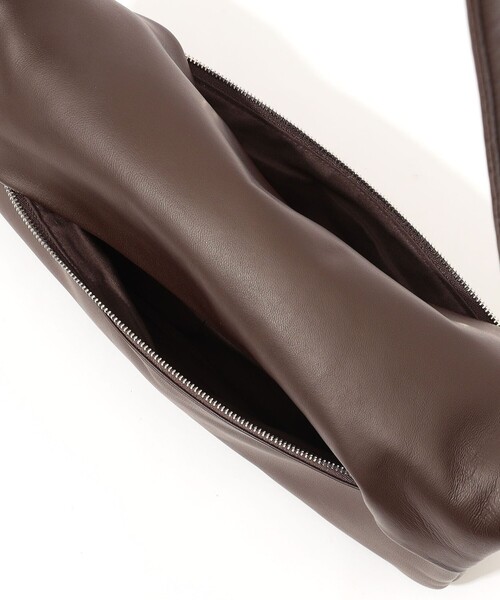 TOMORROWLAND （トゥモローランド）の「Bucket Buggage Puff Pillow ショルダーバッグ（バックパック/リュック・レディース・ダークブラウン/ブラック・FREE）」の13枚目の写真