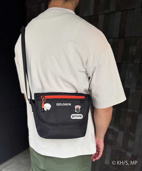 OUTDOOR PRODUCTS(アウトドアプロダクツ)の「【僕のヒーローアカデミア×OUTDOOR PRODUCTS】 缶バッチ付きフラップショルダー(ショルダーバッグ・レディース・グレー/ターコイズブルー/スカイブルー/オレンジ・FREE)」の10枚目の写真