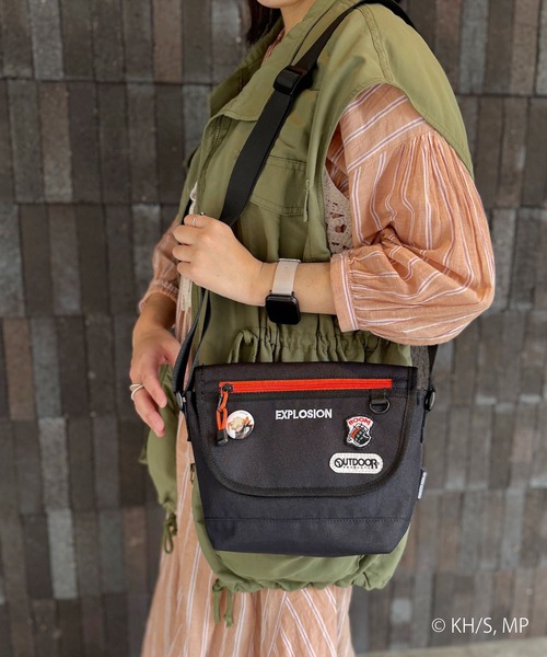 OUTDOOR PRODUCTS(アウトドアプロダクツ)の「【僕のヒーローアカデミア×OUTDOOR PRODUCTS】 缶バッチ付きフラップショルダー(ショルダーバッグ・レディース・グレー/ターコイズブルー/スカイブルー/オレンジ・FREE)」の5枚目の写真