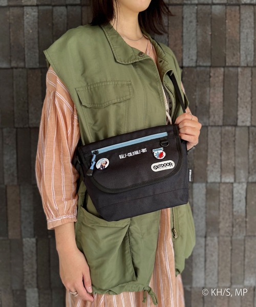 OUTDOOR PRODUCTS(アウトドアプロダクツ)の「【僕のヒーローアカデミア×OUTDOOR PRODUCTS】 缶バッチ付きフラップショルダー(ショルダーバッグ・レディース・グレー/ターコイズブルー/スカイブルー/オレンジ・FREE)」の6枚目の写真