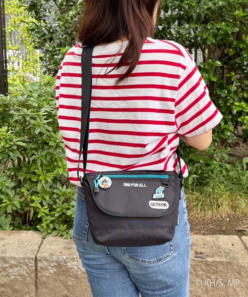 OUTDOOR PRODUCTS(アウトドアプロダクツ)の「【僕のヒーローアカデミア×OUTDOOR PRODUCTS】 缶バッチ付きフラップショルダー(ショルダーバッグ・レディース・グレー/ターコイズブルー/スカイブルー/オレンジ・FREE)」の7枚目の写真