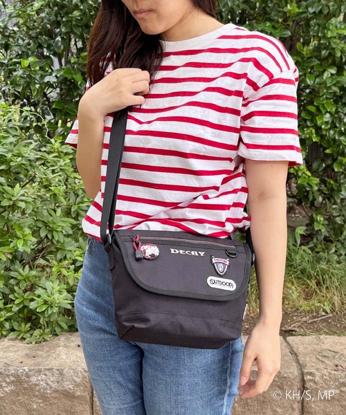 OUTDOOR PRODUCTS(アウトドアプロダクツ)の「【僕のヒーローアカデミア×OUTDOOR PRODUCTS】 缶バッチ付きフラップショルダー(ショルダーバッグ・レディース・グレー/ターコイズブルー/スカイブルー/オレンジ・FREE)」の8枚目の写真
