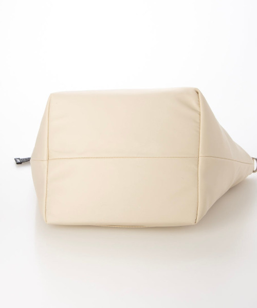 cache cache(カシュ カシュ)の「カシュカシュ cachecache / チャームセット付きナイロン2wayトートバッグ(トートバッグ・レディース・ブラック/アイボリー/ブラウン・FREE)」の5枚目の写真