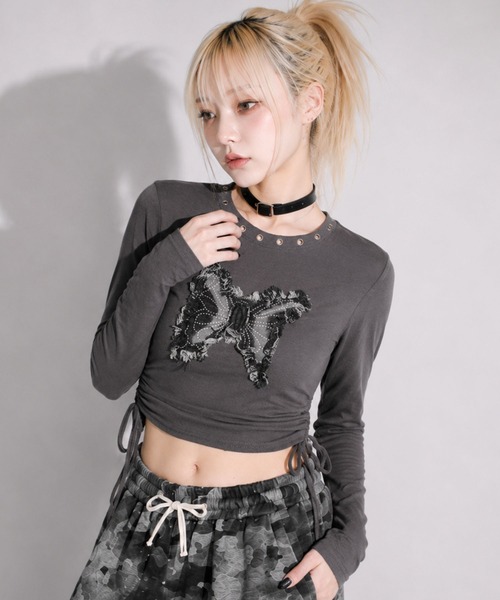 .KOM(ドットコム)の「『.KOM/ドットケーオーエム』バタフライアップリケサイドギャザー長袖Tシャツ【GC】(Tシャツ/カットソー・レディース・ブラック/ホワイト/グレー・FREE)」の3枚目の写真