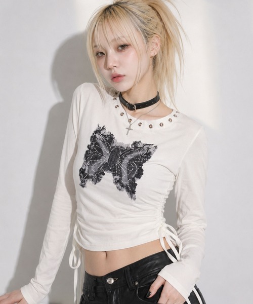 .KOM(ドットコム)の「『.KOM/ドットケーオーエム』バタフライアップリケサイドギャザー長袖Tシャツ【GC】(Tシャツ/カットソー・レディース・ブラック/ホワイト/グレー・FREE)」の2枚目の写真